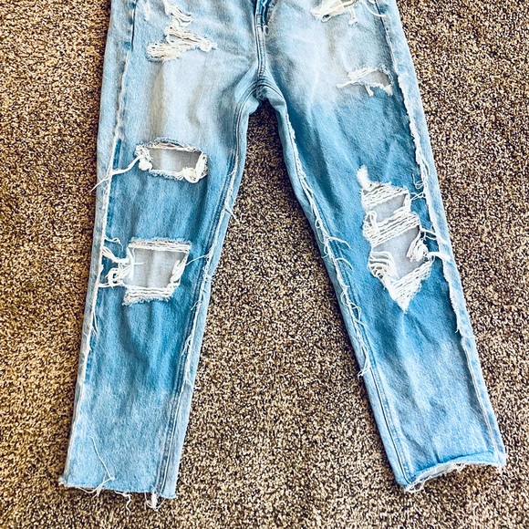 American Eagle High Waisted tapered & ankle skimming Ripped Mom Jean in size 28 - Picture 2 of 6